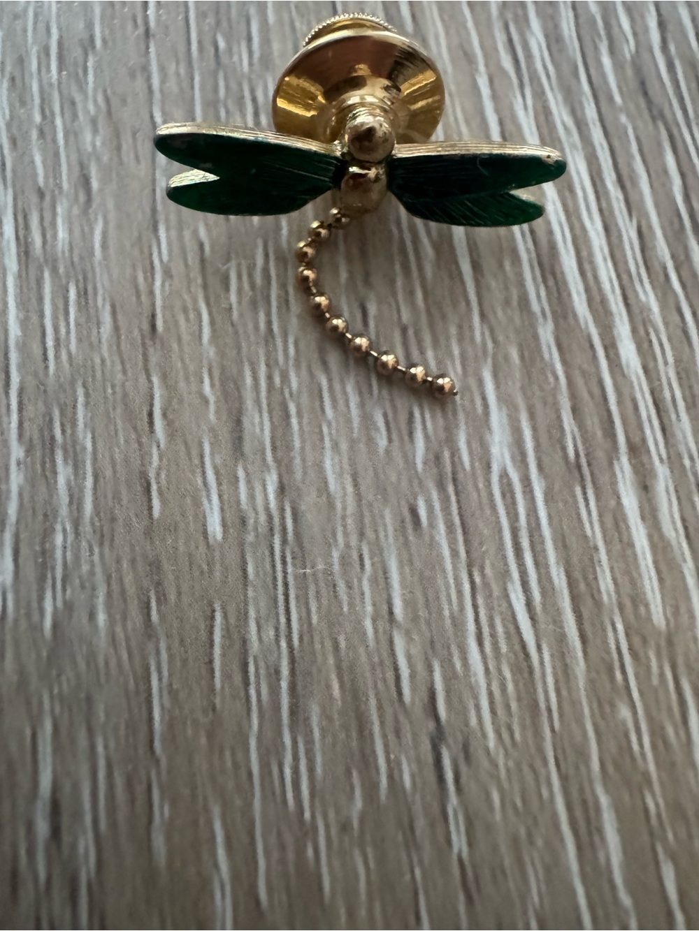 Dragon fly brooch pin with dangling chain tail and enamel wings - Picture 4 of 4